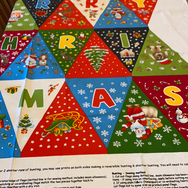 XP016 Merry Christmas bunting panel Makower