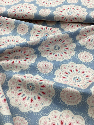 Doilies Light Blue 481004 | Tilda Quilt Collection - 1/2 metre