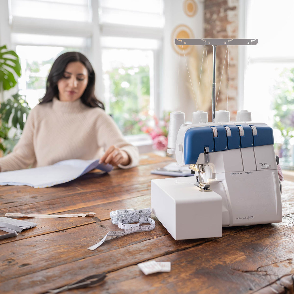 HUSQVARNA VIKING AMBER Air S 400 Overlock Machine