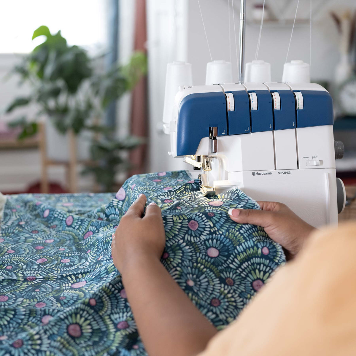 HUSQVARNA VIKING AMBER Air S 400 Overlock Machine