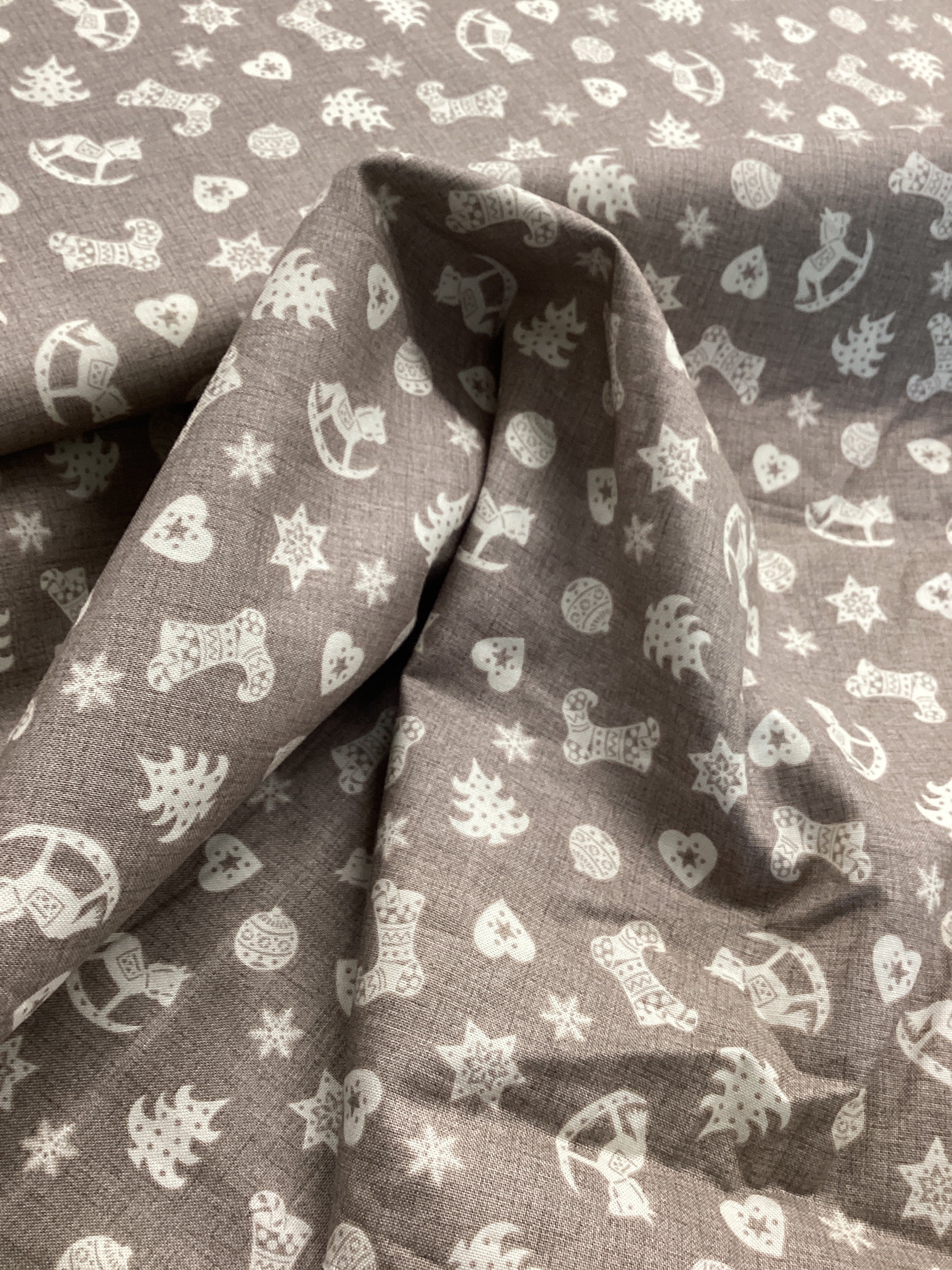 X095 1294 Scandi Christmas Scatter The Henley Studio | Makower - 1/2 metre