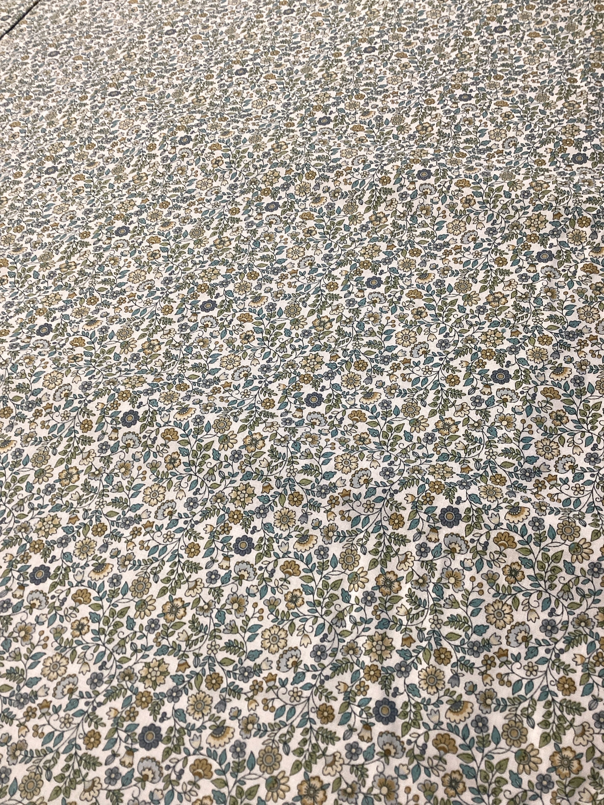 2035 Bloom Floral Scroll | Makower UK -Last Piece