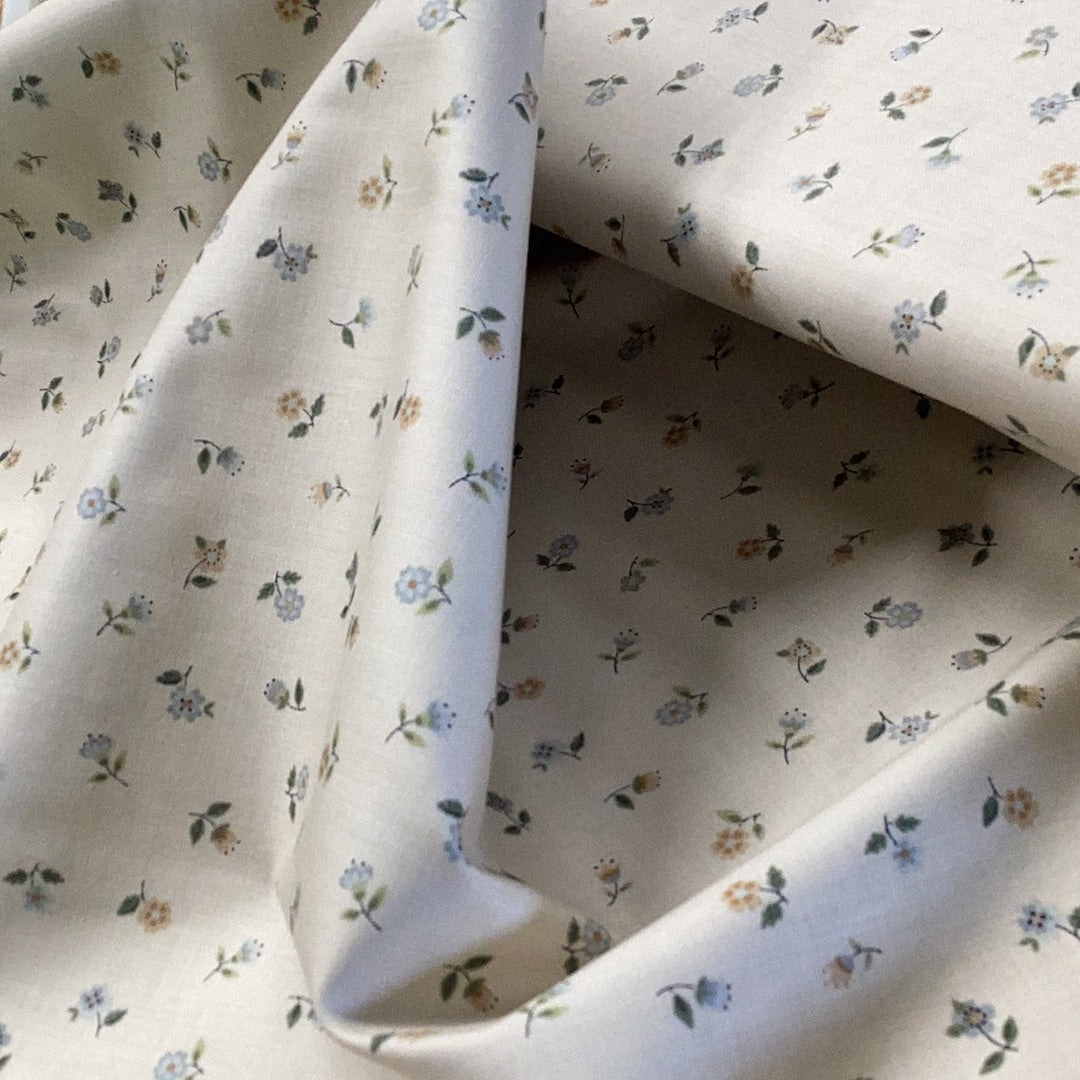 2032 Bloom Floral  Scatter | Makower UK - 1/2 metre