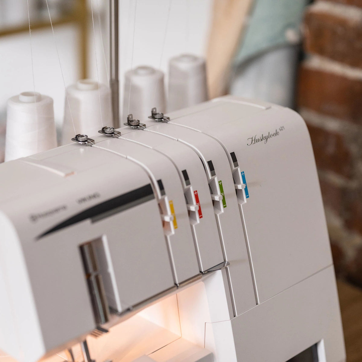 HUSQVARNA VIKING HUSKYLOCK S21 Overlock Machine