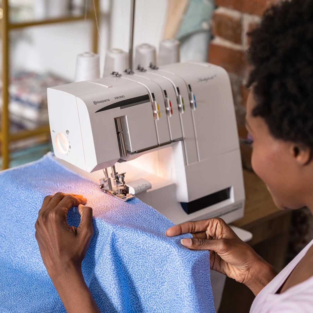 HUSQVARNA VIKING HUSKYLOCK S21 Overlock Machine