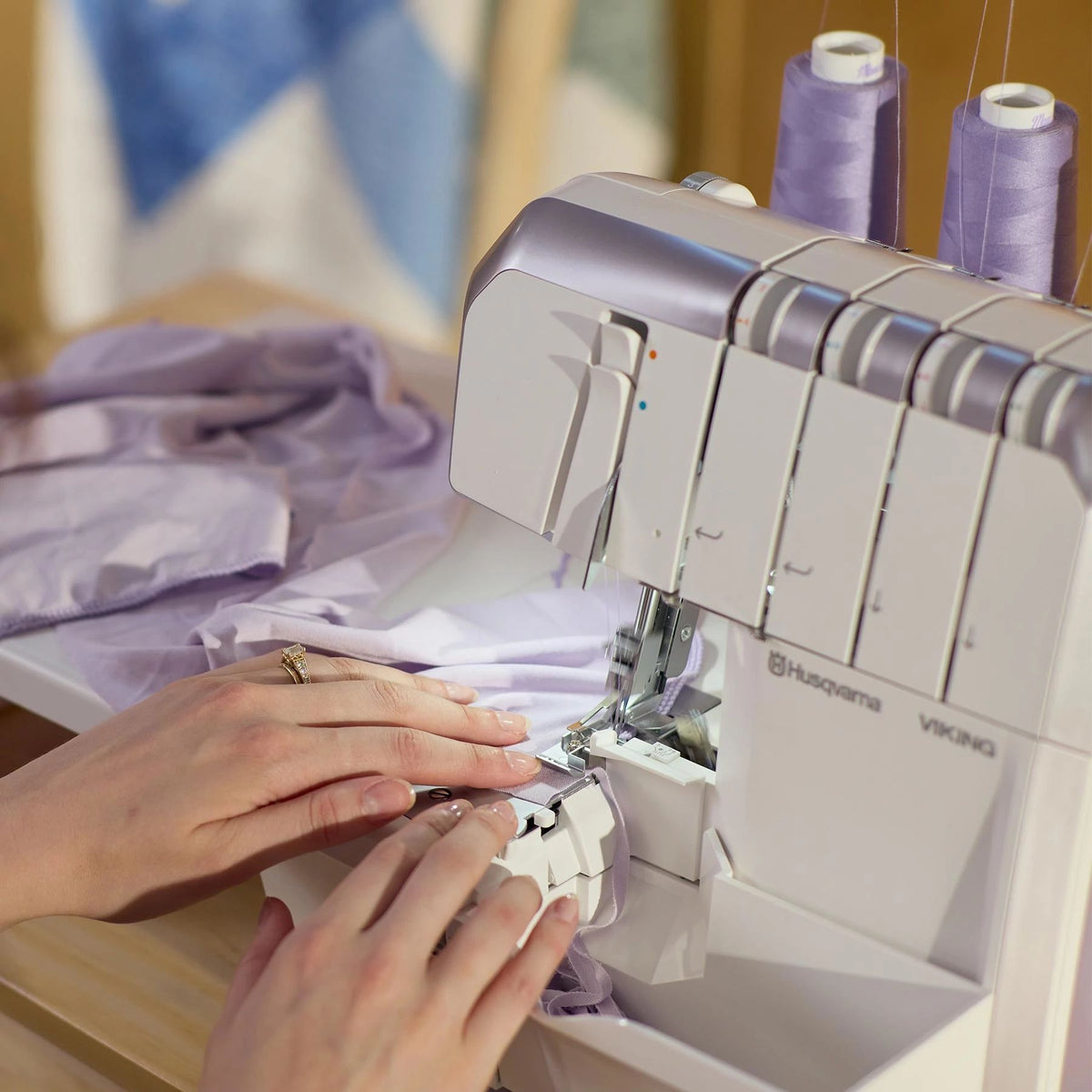 HUSQVARNA VIKING AMBER S 300 Overlock Machine