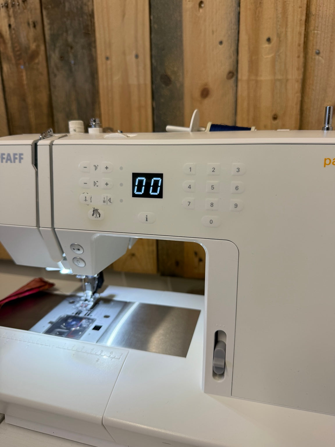 Pfaff Passport 3.0 P3A7 actual machine and supplied accessories