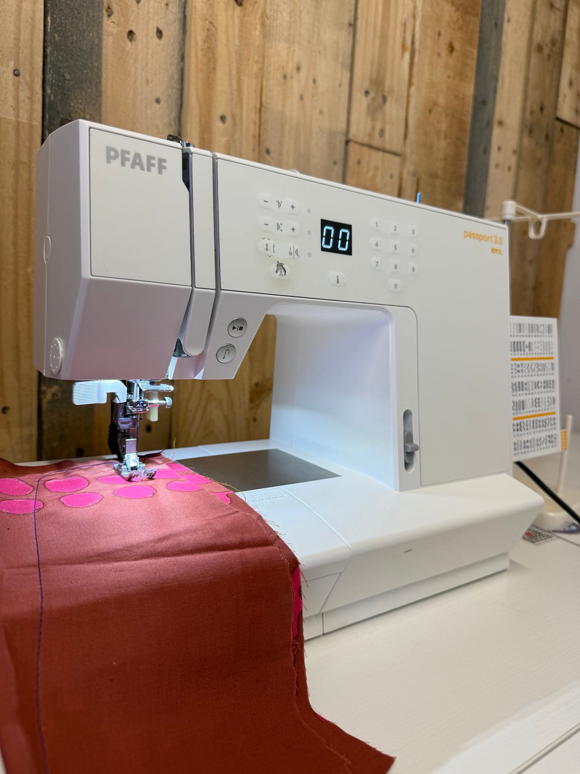 Pfaff Passport 3.0 P3A7 actual machine and supplied accessories