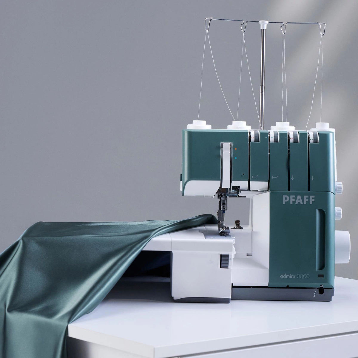 PFAFF admire 3000 Overlock Machine