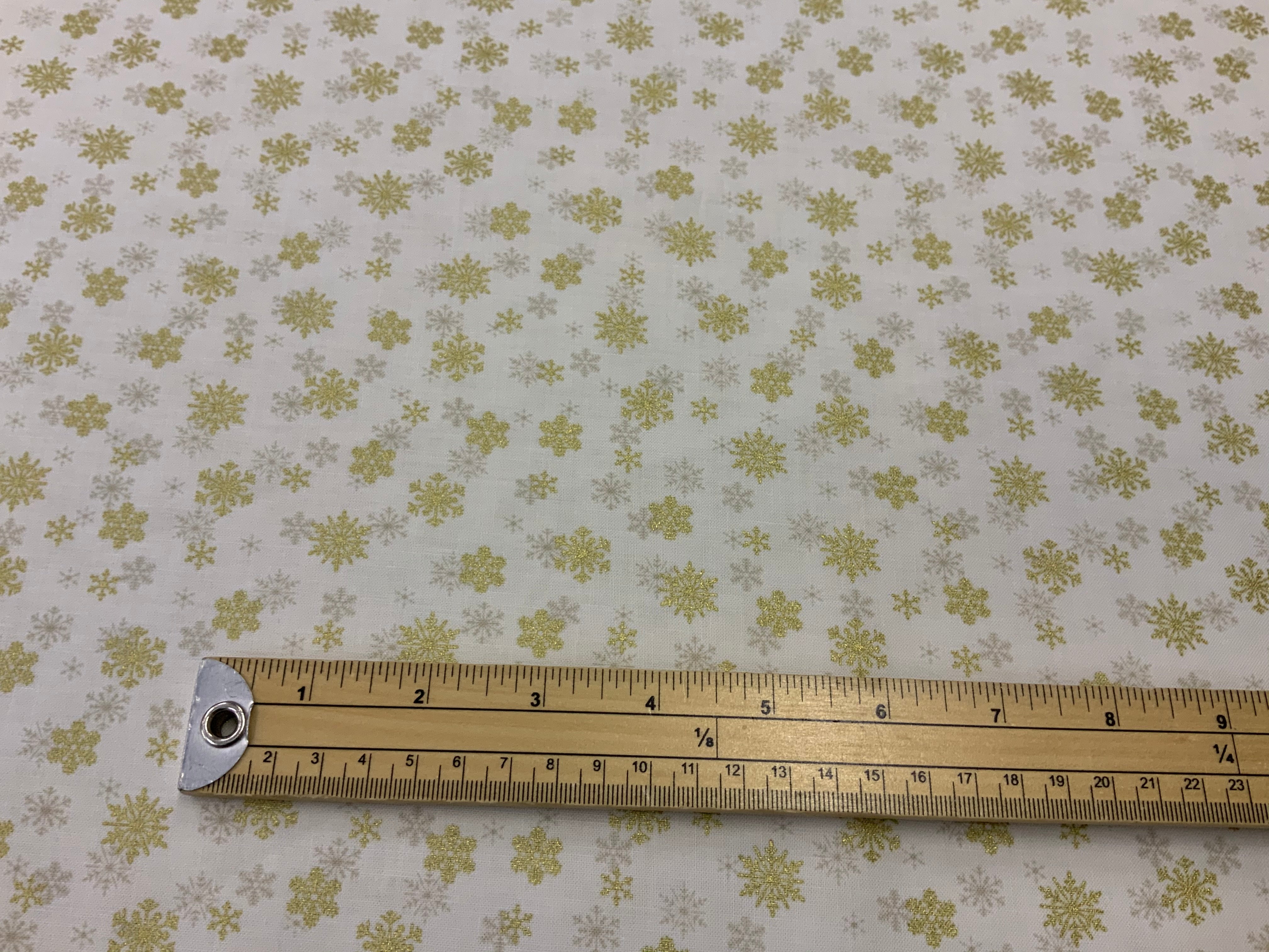 X077 1937 Metallic Snowflake | Makower - 1/2 Metre