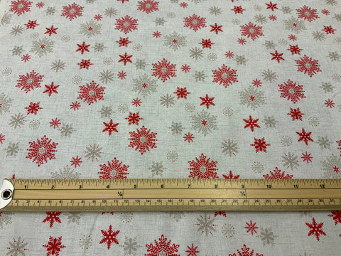 X038- Red & Silver Snowflakes on Cream Background - Makower PER 50CM